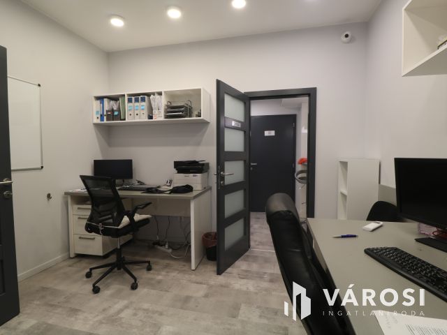 Utcafrontos,főldszinti,kirakatos szép üzlethelyiség eladó.