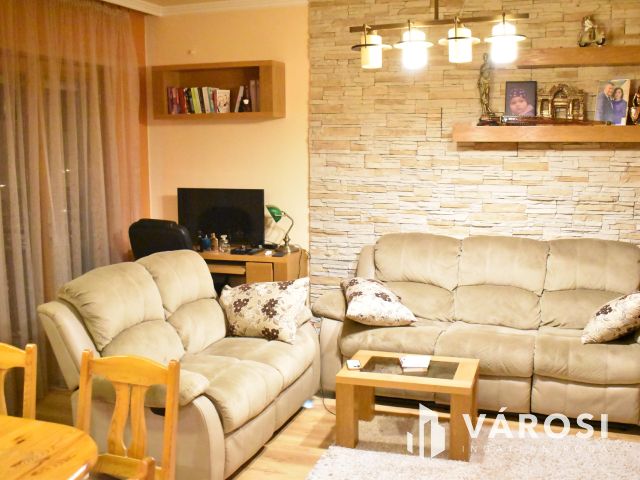 3 szobás felújított lakás egyedi panorámával a központban!