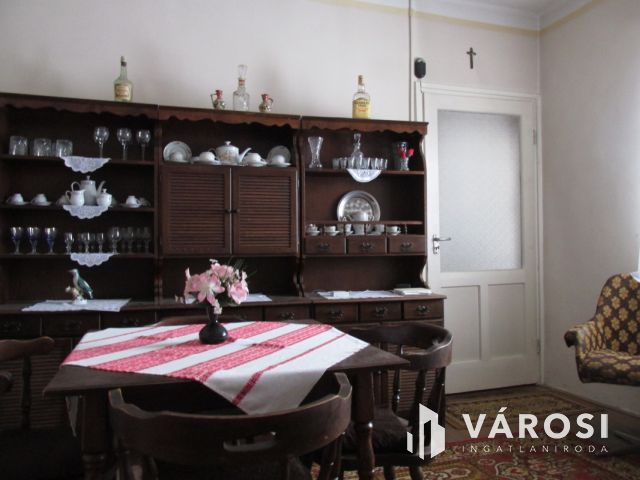 3 szobás családi ház, gazdasági épületekkel.