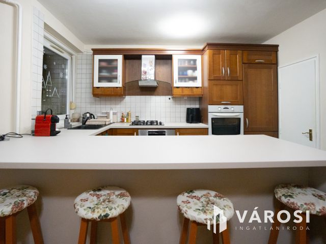 Erkélyes nagy lakás, garázs lehetőséggel a Győr belvárosában