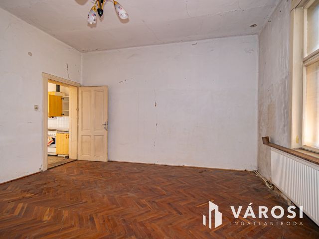 Sásdon nagyméretű családiház eladó