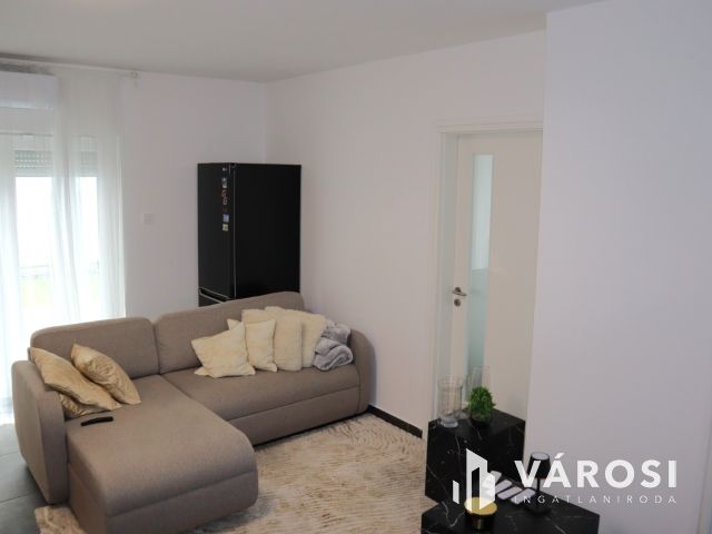 Újszerű, földszinti, kertkapcsolatos lakás Sóstón eladó