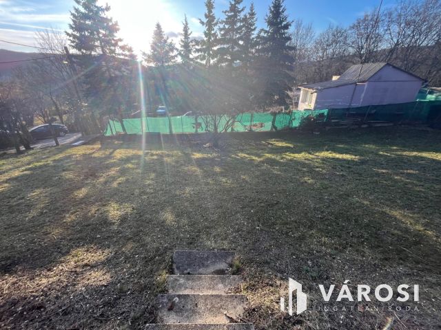 Remek elhelyezkedésű telek Pomázon!