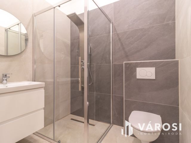 Galériás okosotthon eladó a Visegrádi utca elején!