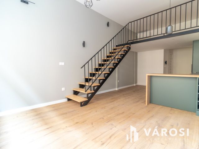 Galériás okosotthon eladó a körúthoz közel!