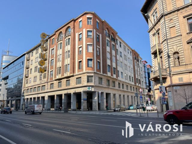 Erkélyes lakás a Rákóczi úton!