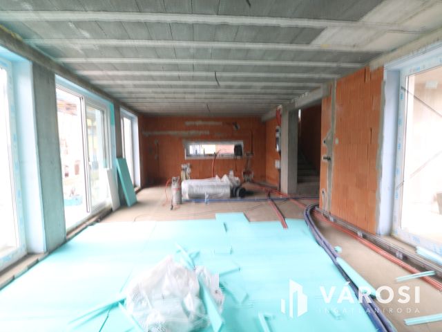 Szöregen kulcsrakész családi ház eladó.