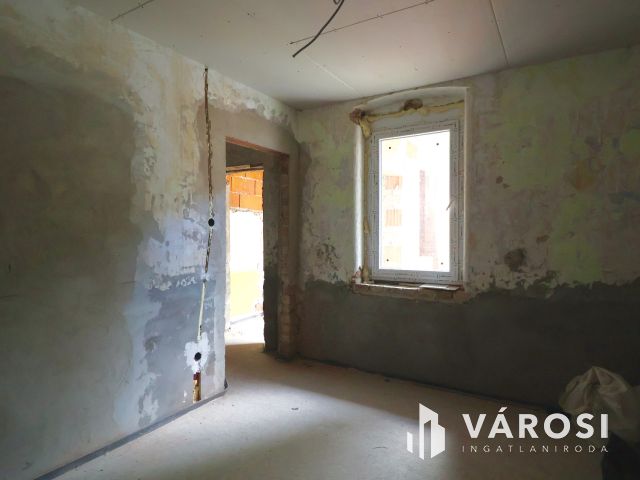 Eladó belvárosi földszinti téglalakás