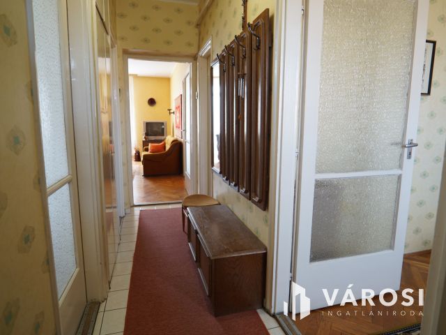 Belvárosi lakás, zárt udvaros társasházban