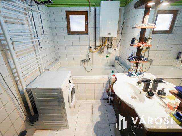 Remek házrész központi elhelyezkedéssel Szigethalmon!