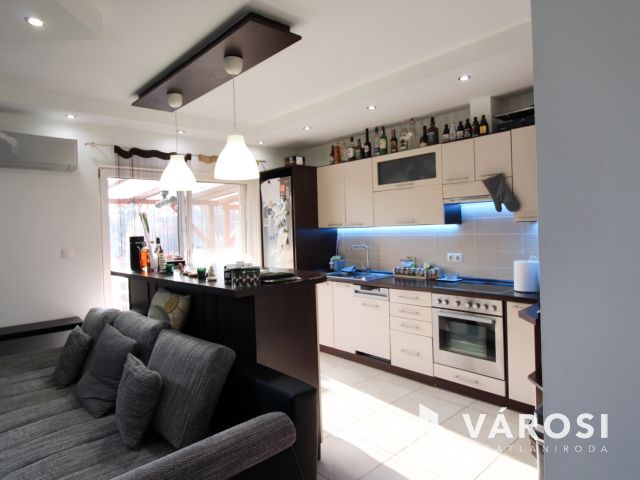 Újszerű, belső kétszintes modern lakás eladó Deszken