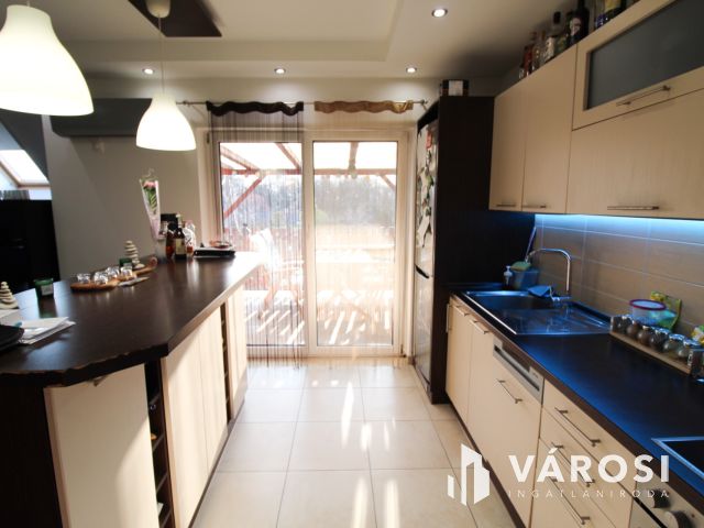 Újszerű, belső kétszintes modern lakás eladó Deszken