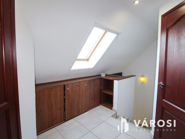 Újszerű, belső kétszintes modern lakás eladó Deszken