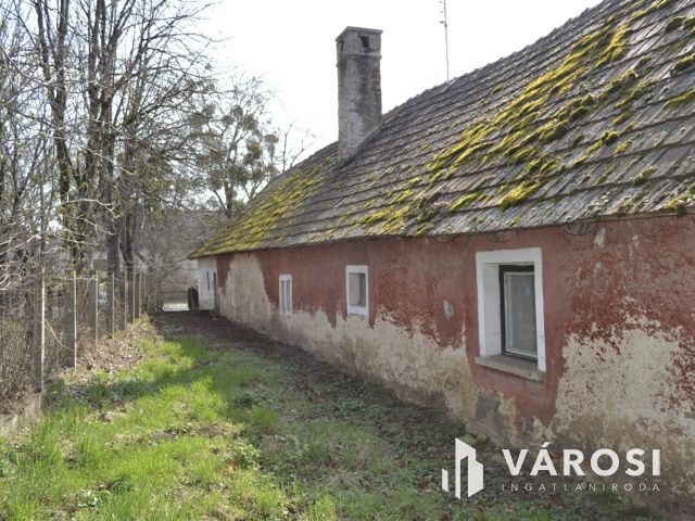 Felújít, vagy újat épít? 940 m2-es telken 2 lakásos kőház!