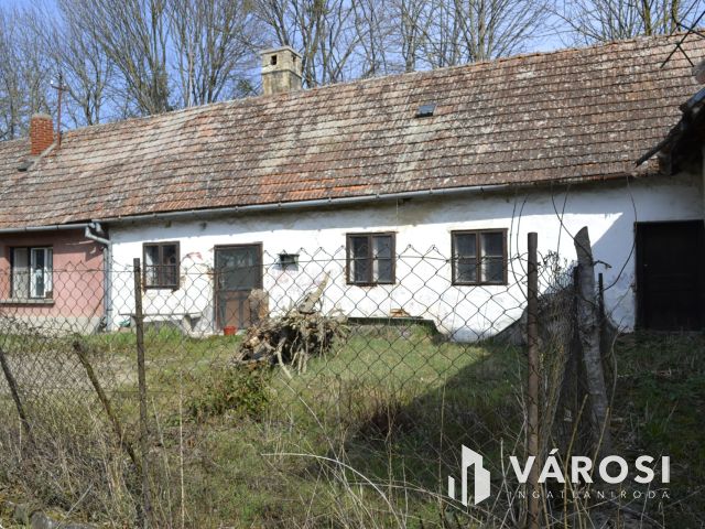 Felújít, vagy újat épít? 940 m2-es telken 2 lakásos kőház!