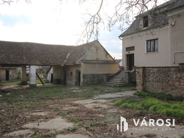 Impozáns kúria épület, az Alpokalján lévő Peresznyén