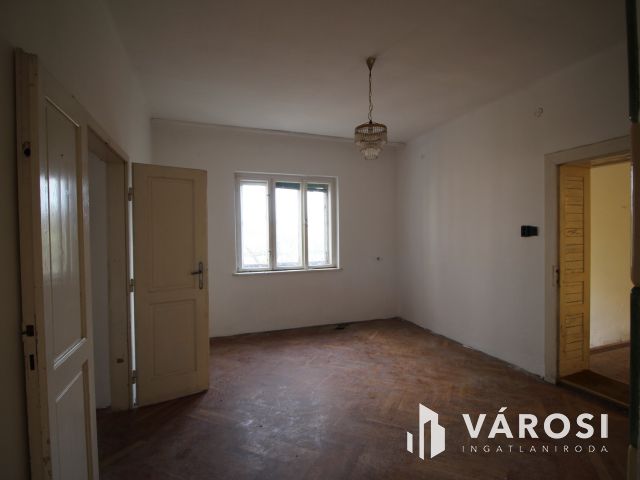 Impozáns kúria épület, az Alpokalján lévő Peresznyén