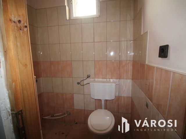 Impozáns kúria épület, az Alpokalján lévő Peresznyén