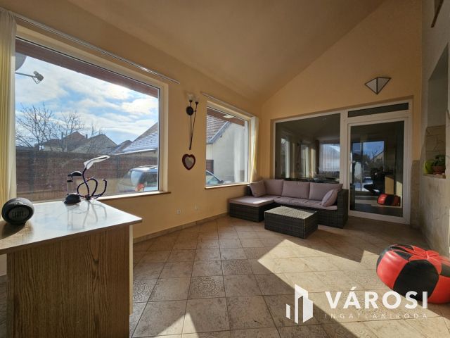 Igényes, felújított ház két lakrésszel Győrszentivánon