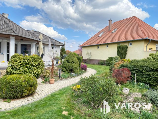 Világos, tágas családi ház nagy kerttel Győrújbaráton