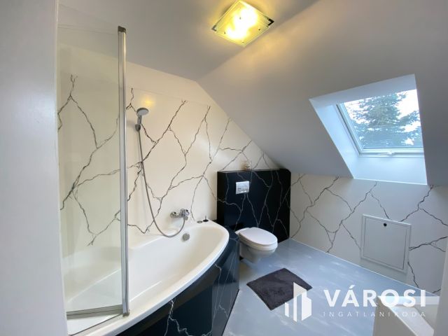 Világos, tágas családi ház nagy kerttel Győrújbaráton