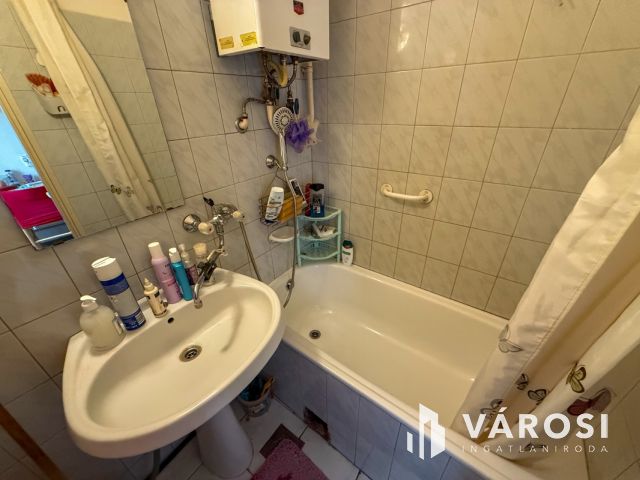 Belváros közelében 1 szobás, erkélyes lakás eladó!