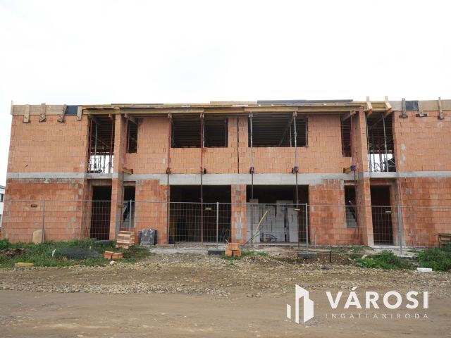 Eladó modern 4 szobás ikerfél nagy teraszokkal