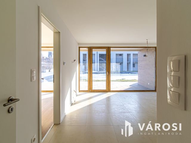 Kertkapcsolatos, medencés, 3 szobás lakás eladó  "Tomajon"