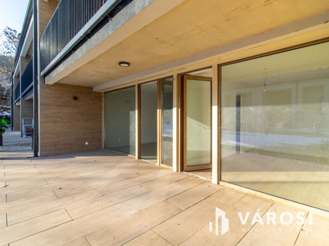 Kertkapcsolatos, medencés, 3 szobás lakás eladó  "Tomajon"