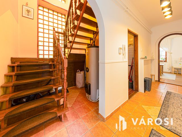 Napelemes szigetelt családi ház, kertvárosi részen