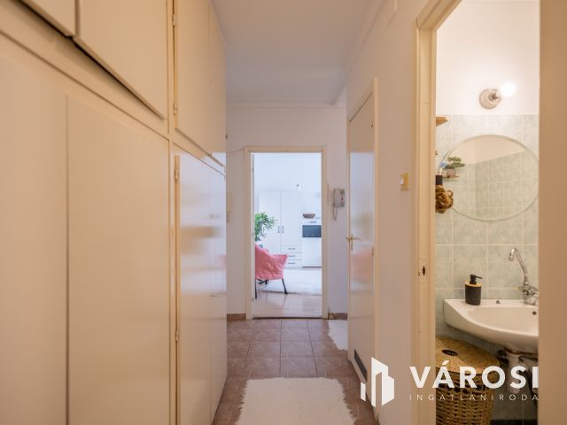 Loggiás panellakás ötszintes házban a Csorba utcában eladó