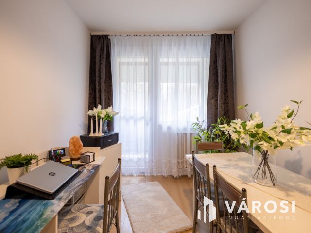 Loggiás panellakás ötszintes házban a Csorba utcában eladó