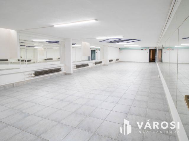 Móricz Zs. körtértől 600 m-re 100 m2-es szuterén üzlet kiadó