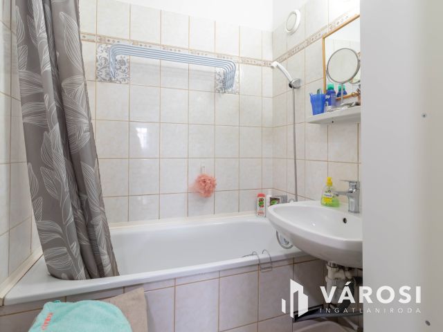 Világos, 2 szobás lakás beépített erkéllyel, remek helyen