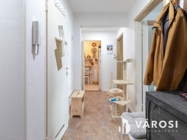 Világos, 2 szobás lakás beépített erkéllyel, remek helyen