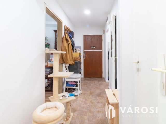 Világos, 2 szobás lakás beépített erkéllyel, remek helyen