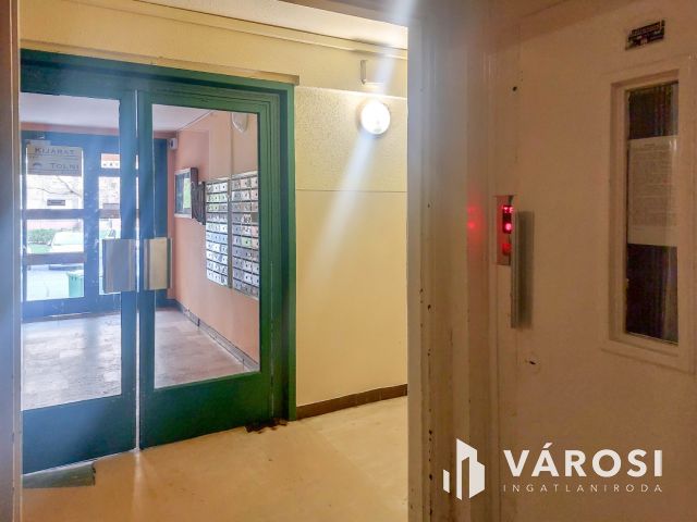 Világos, 2 szobás lakás beépített erkéllyel, remek helyen