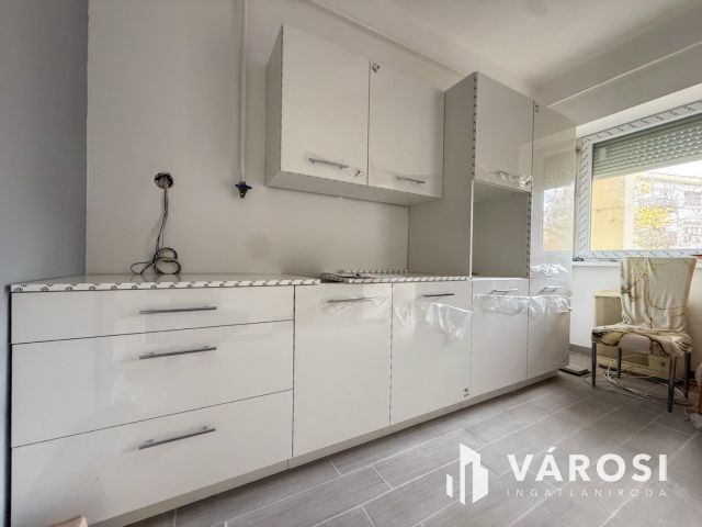 Vásártéren 1. emeleti, 1 szobás lakás eladó!