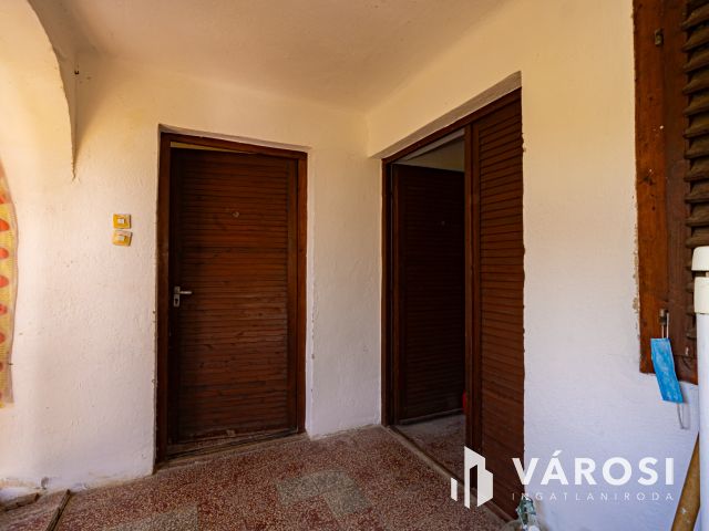 Komló szilvási városrész mögött zártkert házzal eladó!