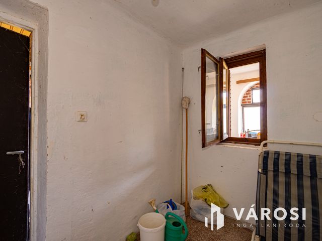 Komló szilvási városrész mögött zártkert házzal eladó!