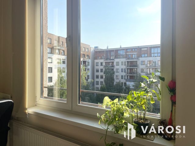 Napfény a hatodikon, a Corvin Plaza mellett – klímával
