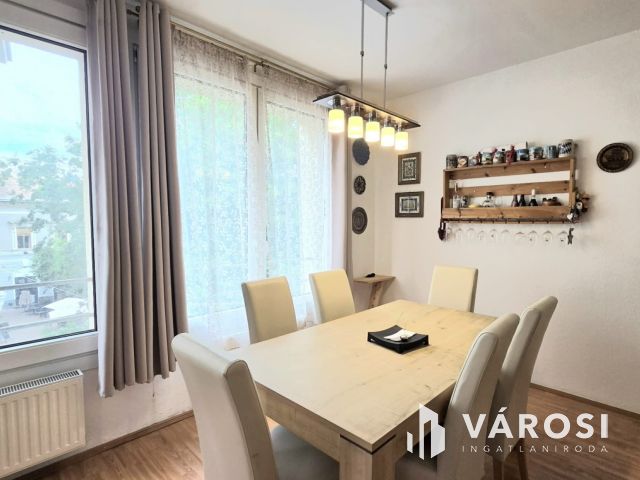 Belvárosi, toplistás helyen lakás gépkocsibeállóval-Debrecen