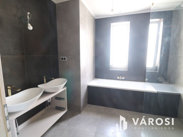 Baktói ikerház,minőségi kulcsrakész kivitelben.