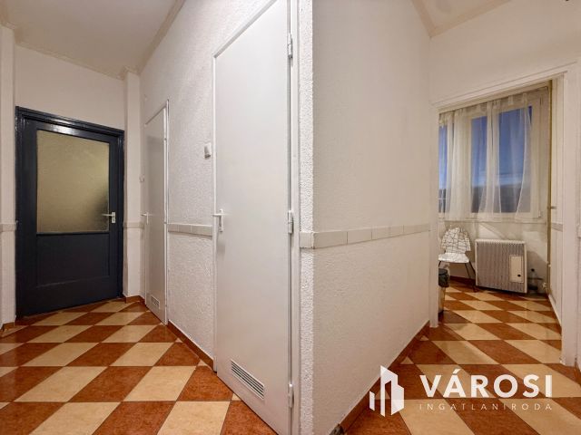 Felújított, 1.emeleti, 1 szobás lakás eladó!